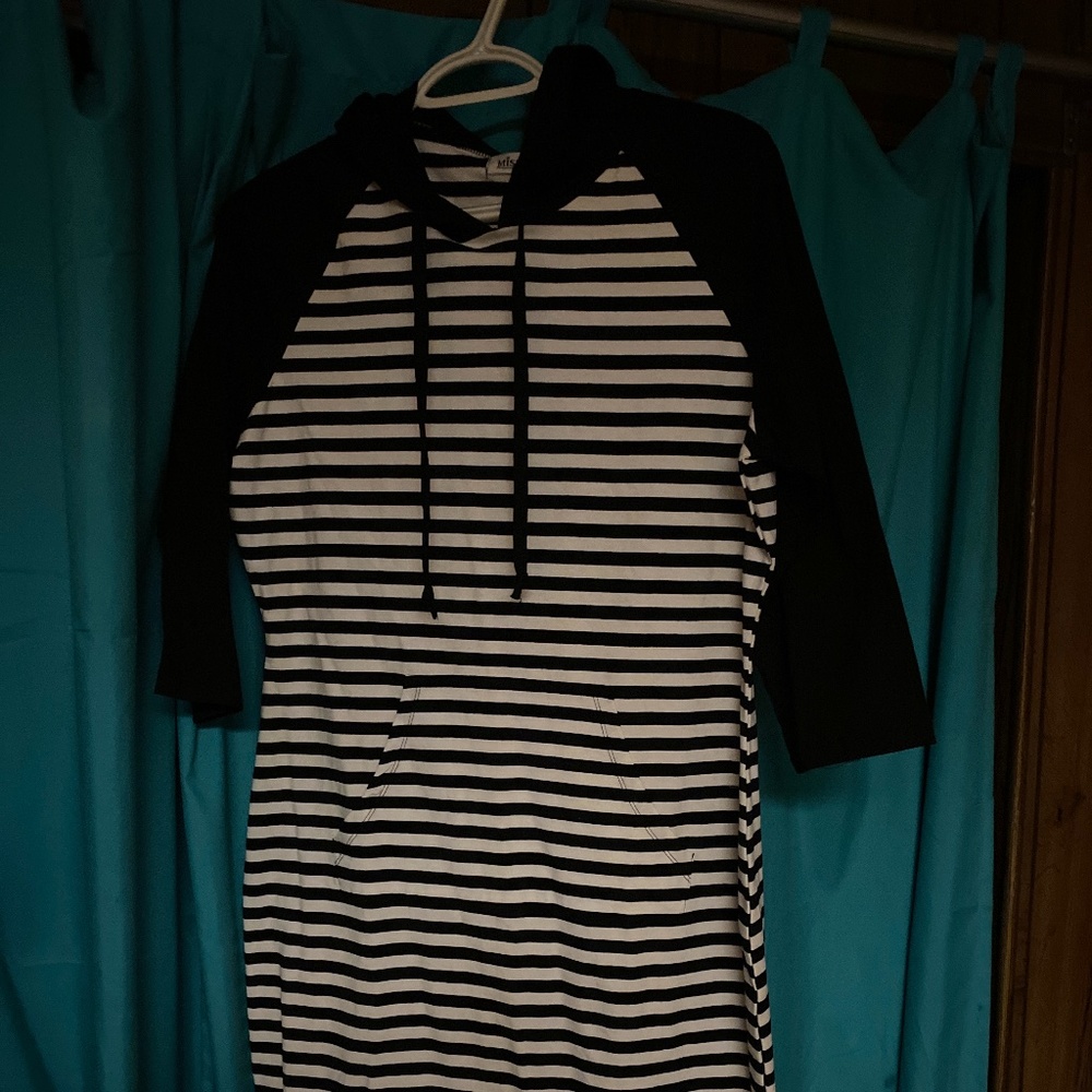 Hooded dress with pockets
